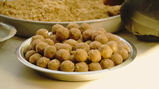 Suji aur besan ke laddu